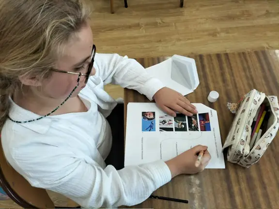 Uczennica z kl. IIIb wykonuje zadanie konkursowe.