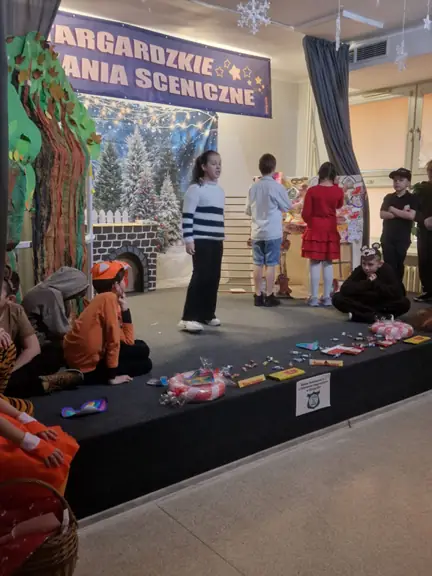 Występ klasy 4b na scenie