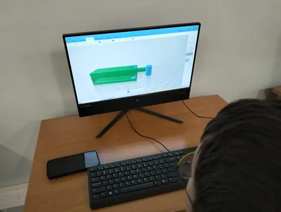 uczeń wykonuje projekt 3D artefaktu z gry Minecraft 