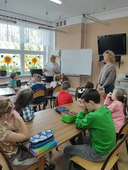 Dzieci z kl. II b rozwiązują zagadki.