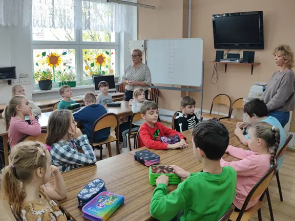 Uczniowie kl. II b przygotowują się do rozwiązywania krzyżówki.