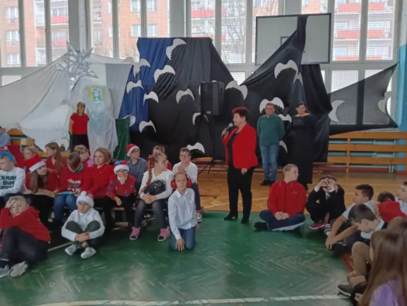 pani dyrektor Anna Kurcab-Kościańska składa uczniom życzenia świąteczne 