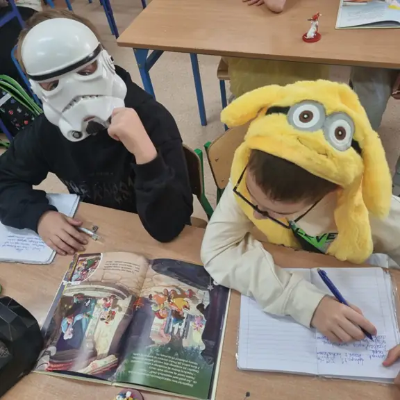 Chłopcy wykonują zadanie na podstawie przeczytanej bajki.