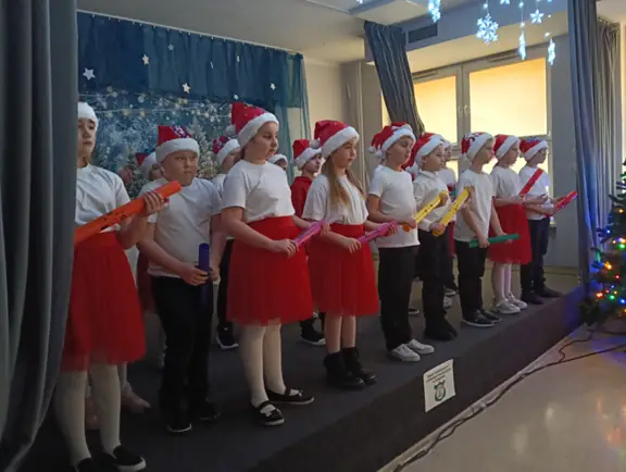 Występ klasy 2a ,, Pójdźmy wszyscy do stajenki' z użyciem bum bum rurek