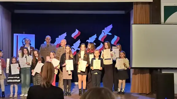 Nagrodzeni uczestnicy pozuja do wspólnego zdjęcia