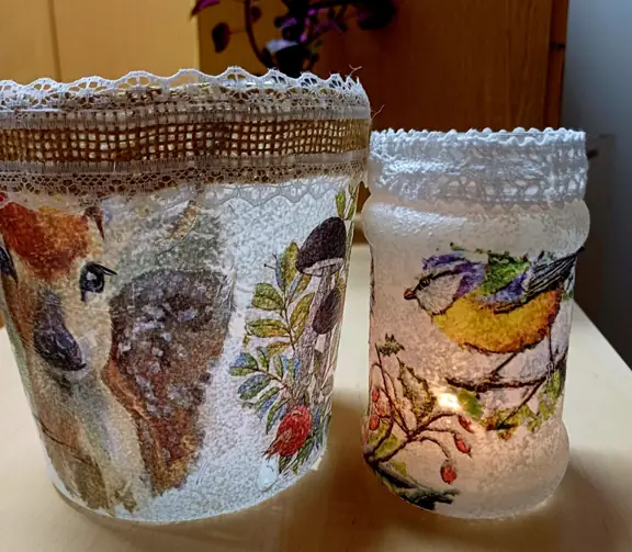 lampiony z zapalonymi świecami