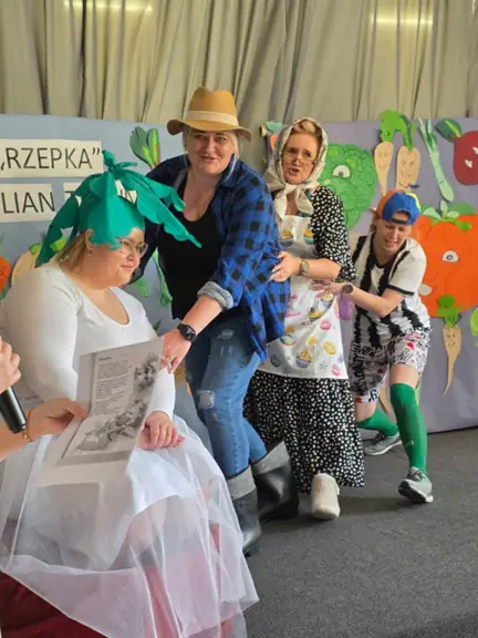 Bohaterowie i rzepka- nauczycielki na scenie