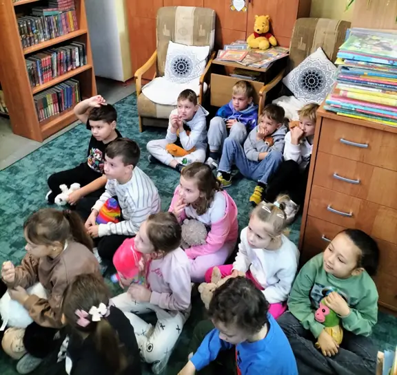 Uczniowie z kl. Ib słuchają historii pluszowego misia.