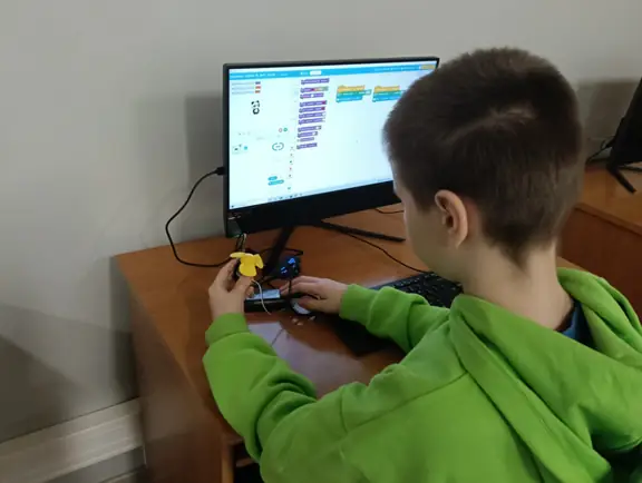 uczen-pracuje-w-mblock-z-cyberpi-jpg