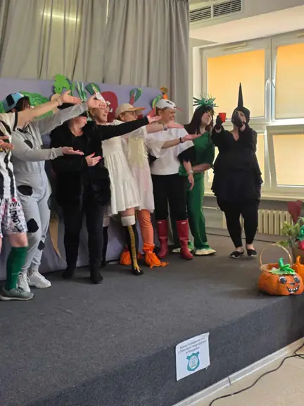 Kawka tańczy popijając kawkę.