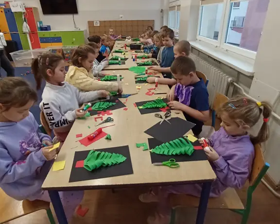 dzieci-przygotowuja-prace-plastyczne-inspirowane-magia-swiat--jpg