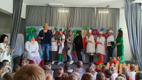 Przedstawienie na Dzień Dziecka- wszyscy bohaterowie na scenie