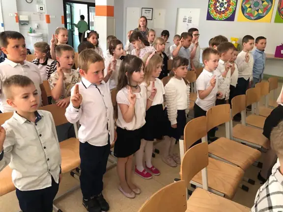 Uczniowie klas I składają przyrzeczenie i są pasowani na czytelników.