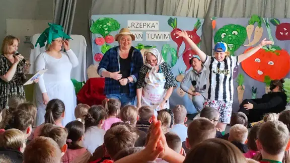 Przedstawienie pt. Rzepka w wykonaniu nauczycielek 