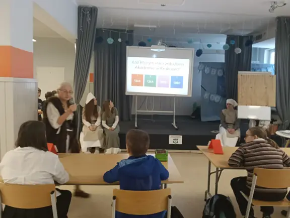 uczestnicy-konkursu-odpowiadaja-na-pytania-konkursowe-jpg