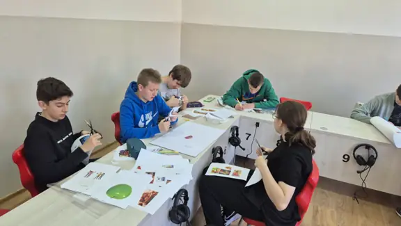 Uczniowie w grupach pracują przy tworzeniu plakatów