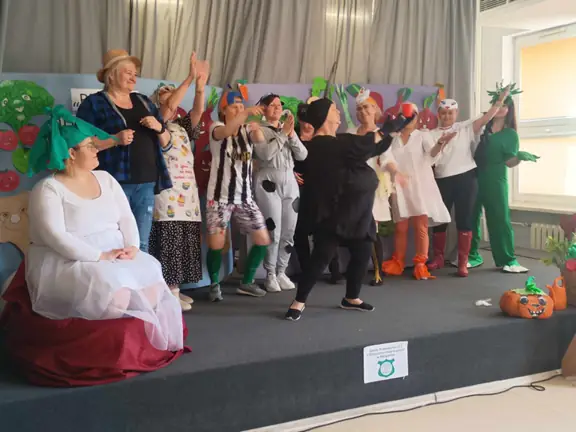 Na scenie tańczy kawka.