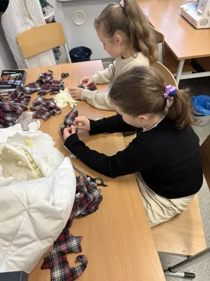 uczennice szyją na maszynie