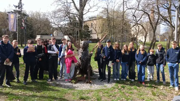 Uczniowie pozują przy Gryfie, przed Basteją.