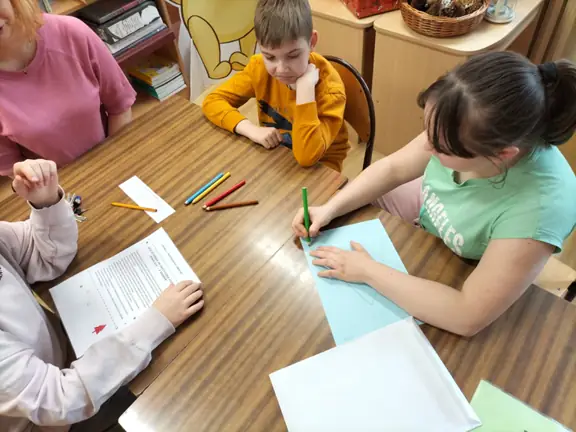 uczniowie-z-grupy-4-z-kl--ivb-wykonuja-rysunek-choinki--jpg