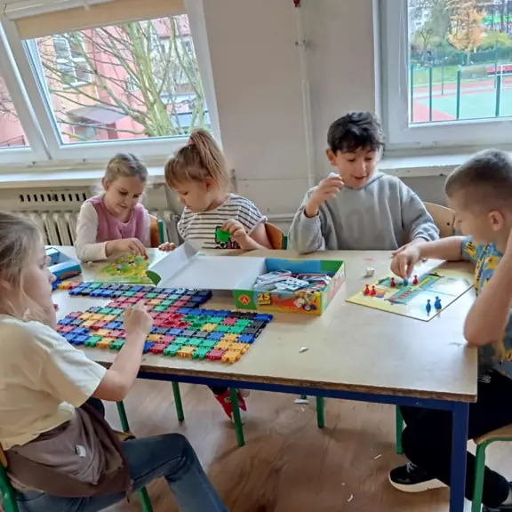 Przy planszówkach uczniowie nie tylko się bawią, ale też zacieśniają relacje