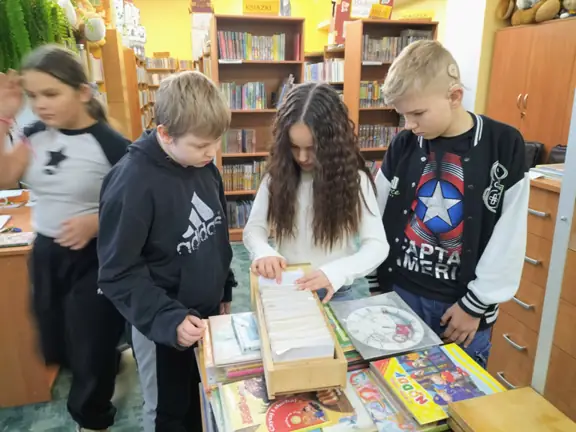 Dzieci pracują z katalogiem alfabetycznym.