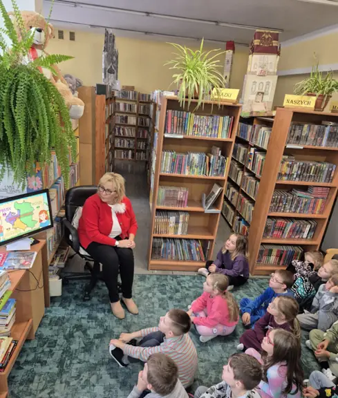 Dzieci z kl. Ia oglądają film edukacyjny - Karolek i Narodowe Święto Niepodległości 11 listopada.