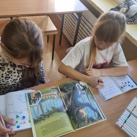 Uczennice z kl. IVa czytają bajkę.