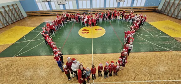 Uczniowie klas I-III z wychowawczyniami pozują do zdjęcia z okazji mikołajek.