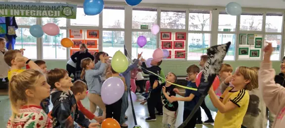 Dzieci odbijają balony