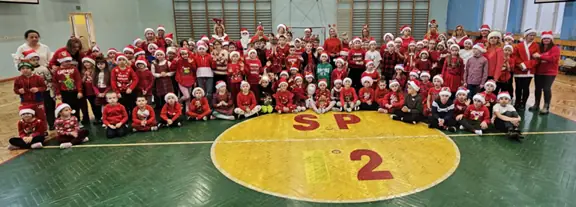 Wspólne zdjęcie uczniów klas I-III w mikołajkowych strojach.