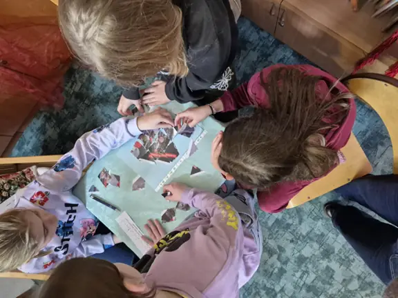 grupa-nr-1-z-kl--4a-wykonuje-zadanie-w-escape-roomie--jpg