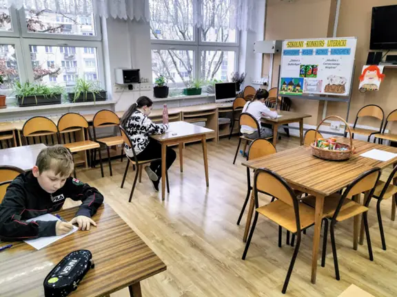 Uczniowie wykonują zadania konkursowe.