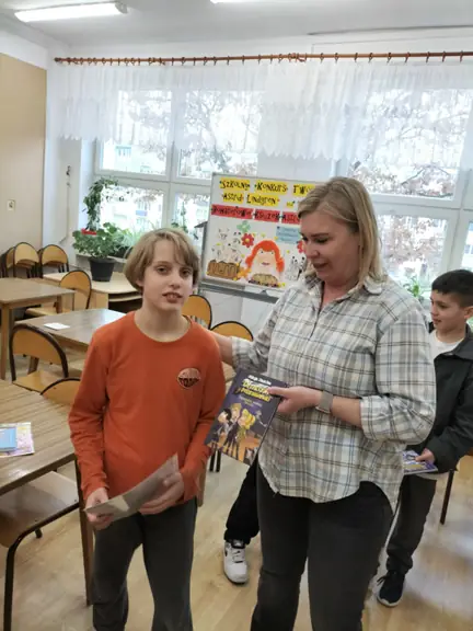 jurorka-wreczyla-laureatowi-konkursu-dyplom-oraz-nagrode-ksiazkowa--jpg