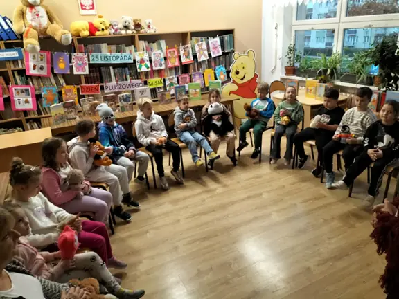 Dzieci z kl. Ib z misiami w czytelni szkolnej.