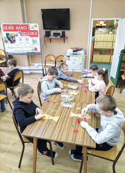 Dzieci z kl. Ib projektują wzory na krawatach dla dziadków.