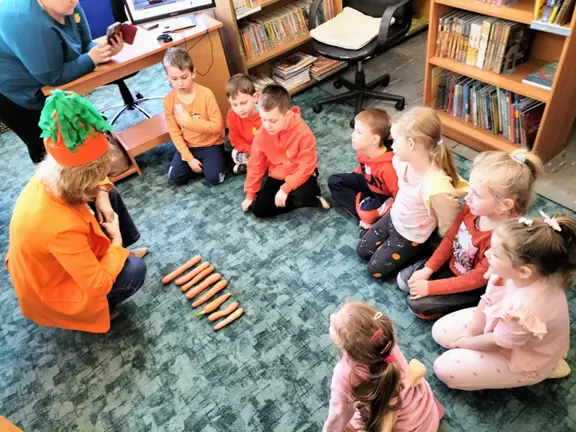 Dzieci z grupy 02 porównują długość marchewek.