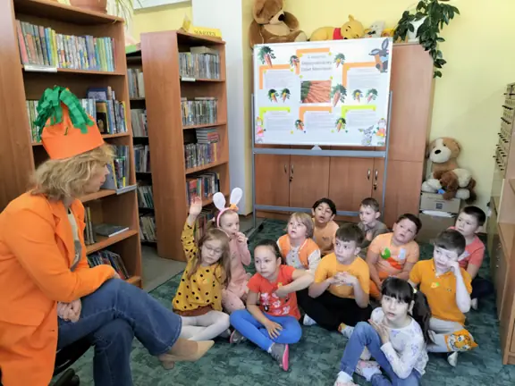 Dzieci zgrupy 01 podczas dyskusji o marchewkach.