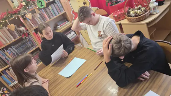 grupa-nr-4-wykonuje-rysunek-choinki--jpg