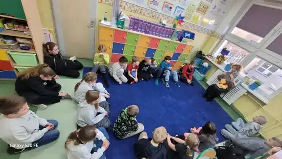 bibliotekarka-pokazuje-uczniom-z-kl--3a-ilustracje-z-ksiazki-o-kubusiu--jpg