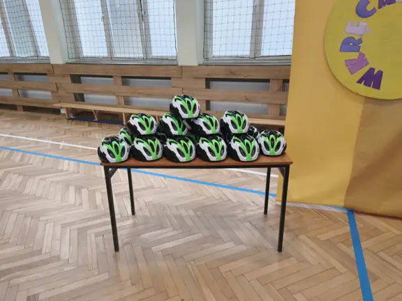 kaski-rowerowe-dla-uczniow-ubieglorocznych-klas-czwartych-ktorzy-uzyskali-karte-rowerowa-jpg