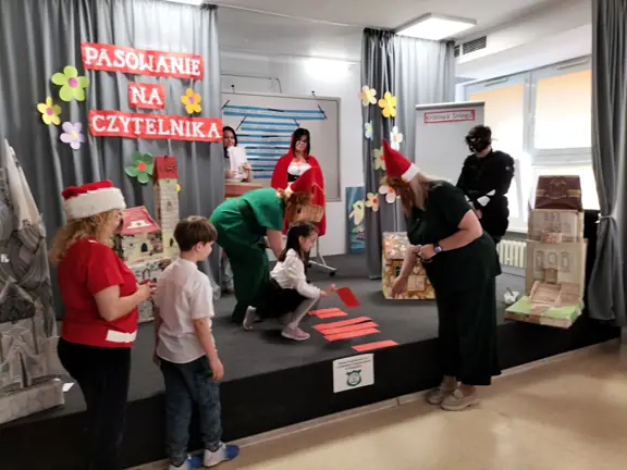 Uczniowie kl. Ia odgadują zagadki i szukają rozwiązania wśród ukrytych haseł.