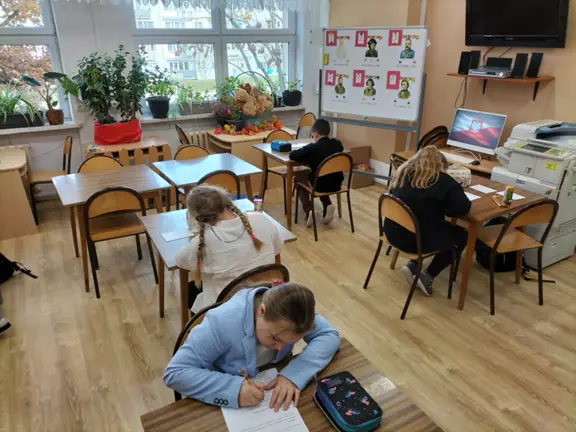 Uczestnicy konkursu wykonują zadania konkursowe.