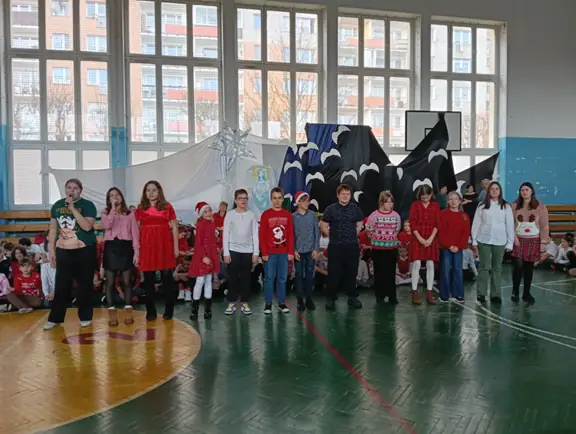 uczniowie wykonujący koledę