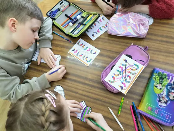 Uczniowie kl. IIb kolorują skarpetki.