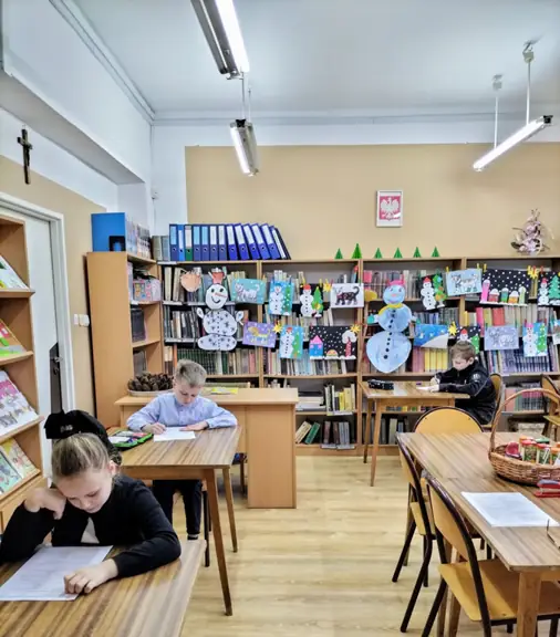 Uczniowie wykonują zadania konkursowe - 2