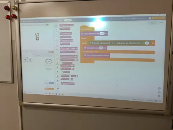 aplikacja-do-pomiaru-odleglosci-za-pomoca-czujnika-odleglosci-w-mblock-jpg