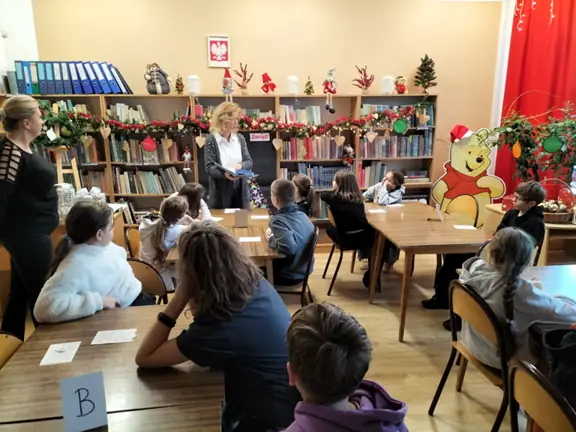 pani-bibliotekarka-przekazuje-uczniom-kl--ivc-informacje-o-ksiazce--jpg