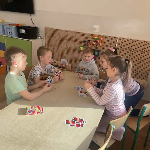 Uno w świetlicy to chwila relaksu, śmiechu i zdrowej rywalizacji
