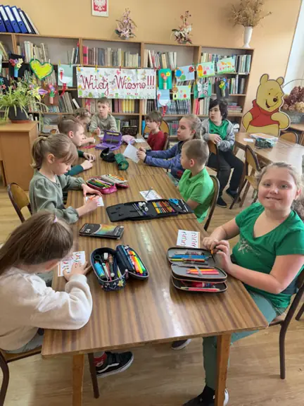 Uczniowie kl. IIb pracują podczas zajęć z okazji Dnia kolorowej skarpetki.